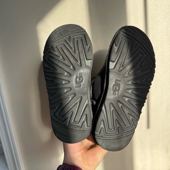 UGG Girls Classic Weather Short Boot in Black Size 1 - Picture 5 of 11